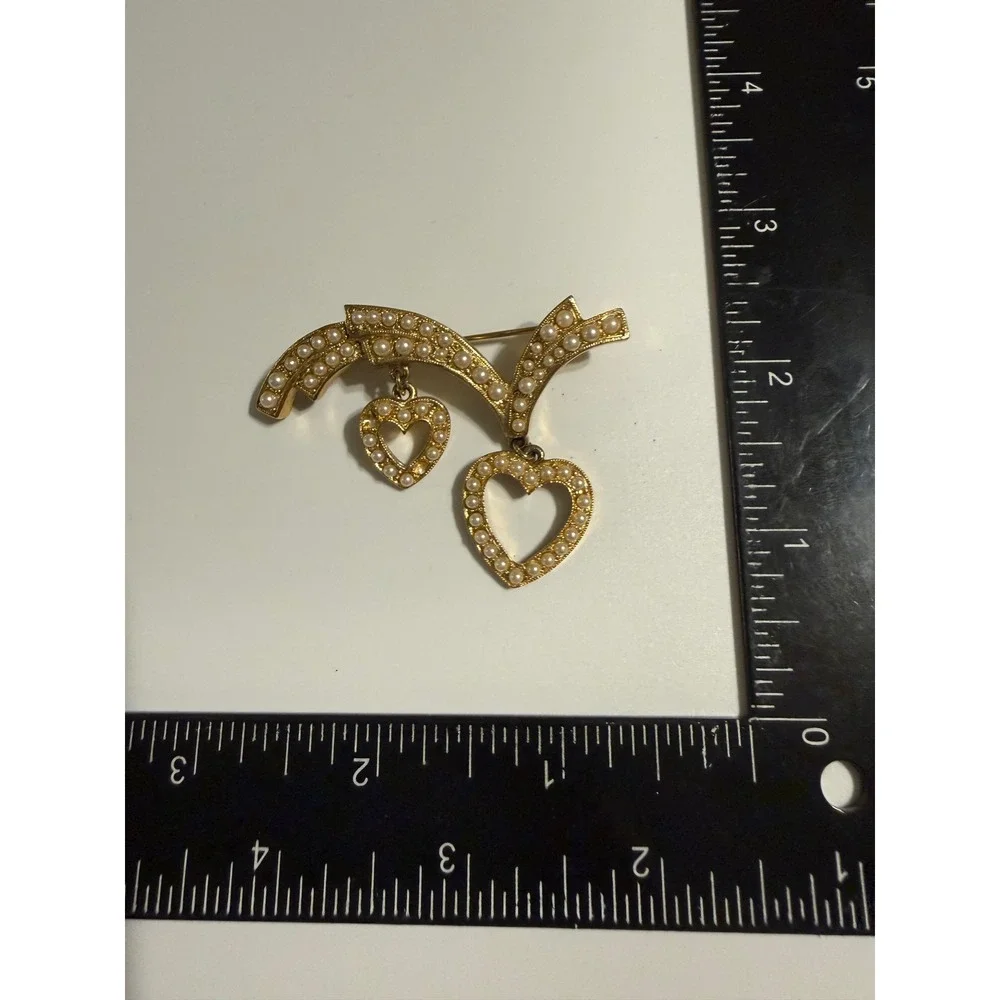 Vintage Gold Tone Faux Pearl Heart Dangle Brooch Pin Romantic Curved‎ Bar Design